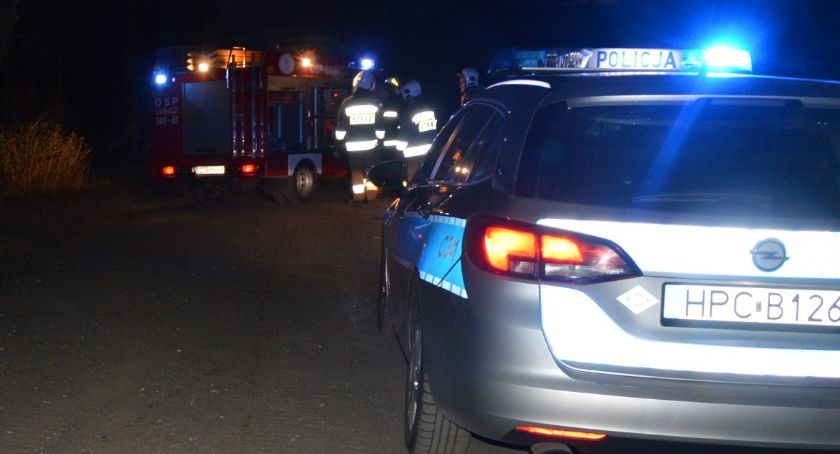Koszmarny wypadek pod Toruniem. 26-letni kierowca wjechał w drzewo [FOTO]