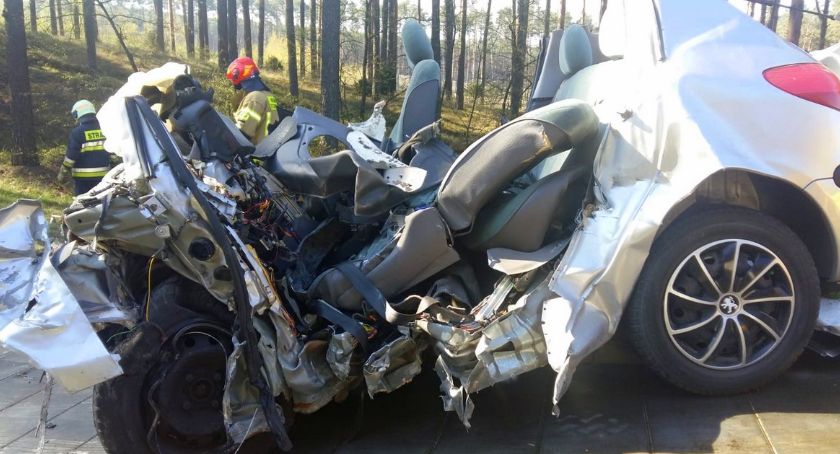 Osobówka zmiażdżona przez ciężarówkę. Na trasie Toruń - Bydgoszcz zginął nastoletni kierowca 