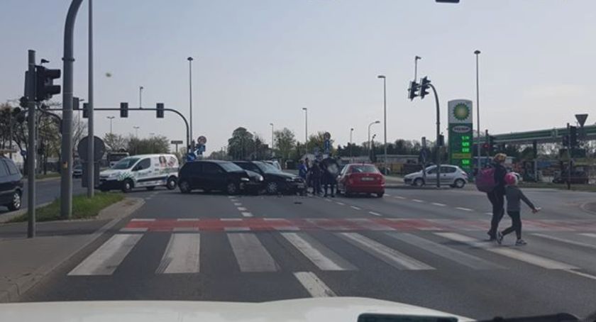 Uwaga! Zderzenie dwóch aut na skrzyżowaniu w Toruniu