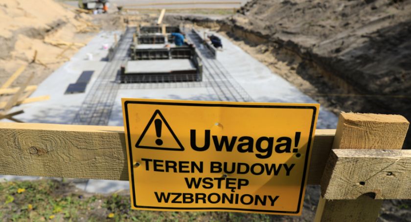 Nowe drzewa, czerwona wstęga i mokry chodnik. W Toruniu powstaje zielona brama za 7 mln zł [FOTO]