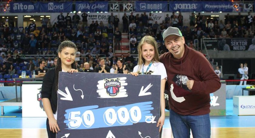 Kibic przyszedł na mecz Twardych Pierników i wygrał 50 tys. złotych [WIDEO]