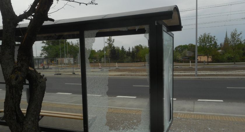 Wandale zniszczyli nowy przystanek autobusowy w Toruniu! [FOTO]