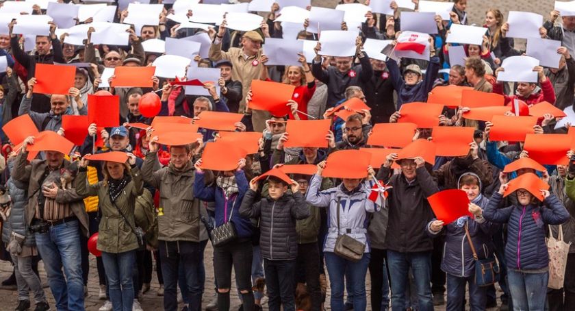 Torunianie uczcili Dzień Flagi Rzeczypospolitej Polskiej [FOTO]