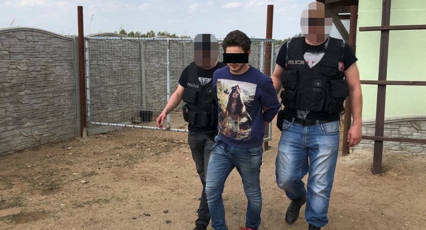 Akcja kryminalnych w byłej stadninie koni pod Toruniem. Wpadła matka z synem [FOTO, WIDEO]