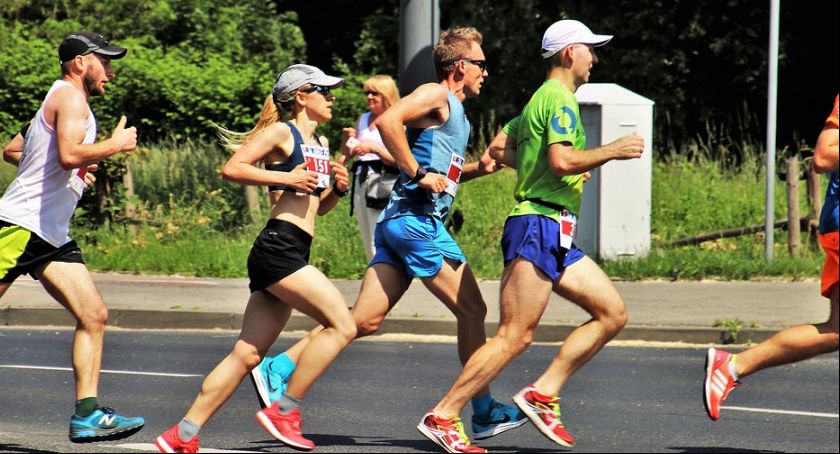 Nie każdy bohater nosi pelerynę. Niektórzy wolą sportowe buty!