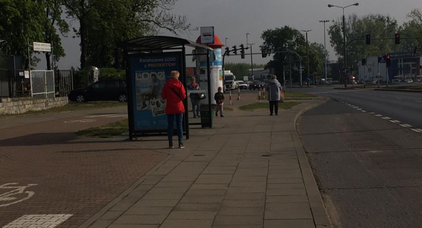 Dlaczego 85-letni senior siedział w nocy na przystanku w piżamie? 