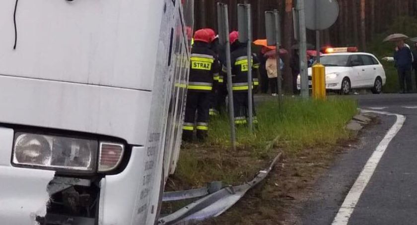 Autobus wjechał pod Toruniem w barierki [FOTO]