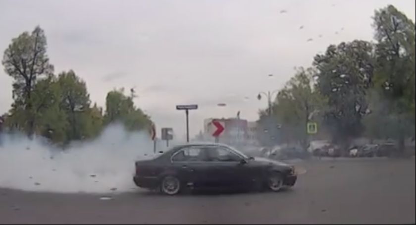 Kontrowersyjne zachowanie w centrum Torunia. Tak „zabawił się” kierowca BMW... [WIDEO]