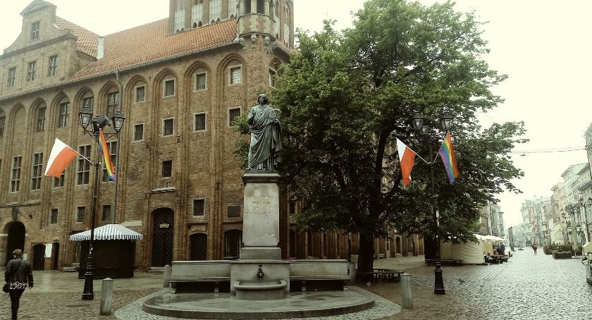 W Toruniu zawisły tęczowe flagi. Dlaczego? [FOTO]