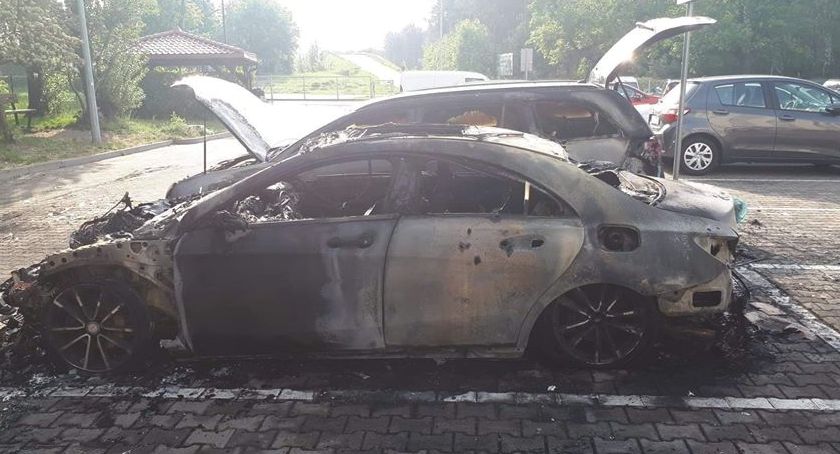 Pożar na parkingu w Toruniu, dużo uszkodzonych aut. Czy to dzieło podpalacza? [FOTO]