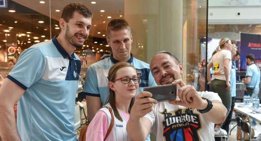 Koszykarze Twardych Pierników spotkali się z kibicami przed finałami EBL