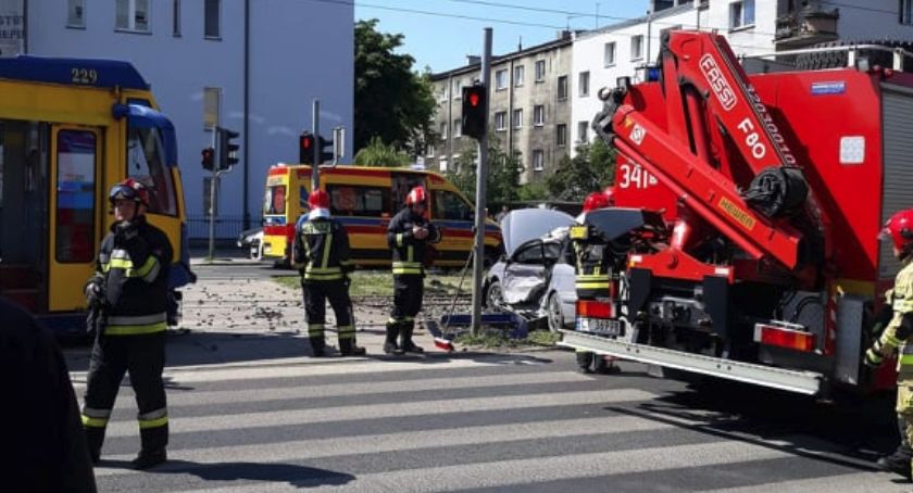 Wypadek w Toruniu. Osobówka wjechała w tramwaj!