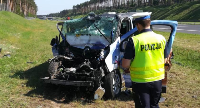 Bardzo niebezpieczny wypadek na A1. Kierowca zasnął i wjechał w ciężarówkę [FOTO]