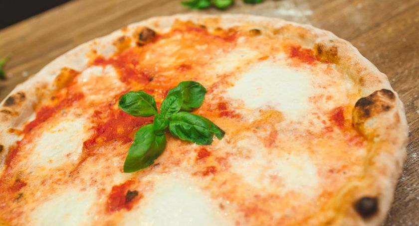 Pizza z pieca opalanego drewnem w toruńskiej restauracji Stare Metropolis