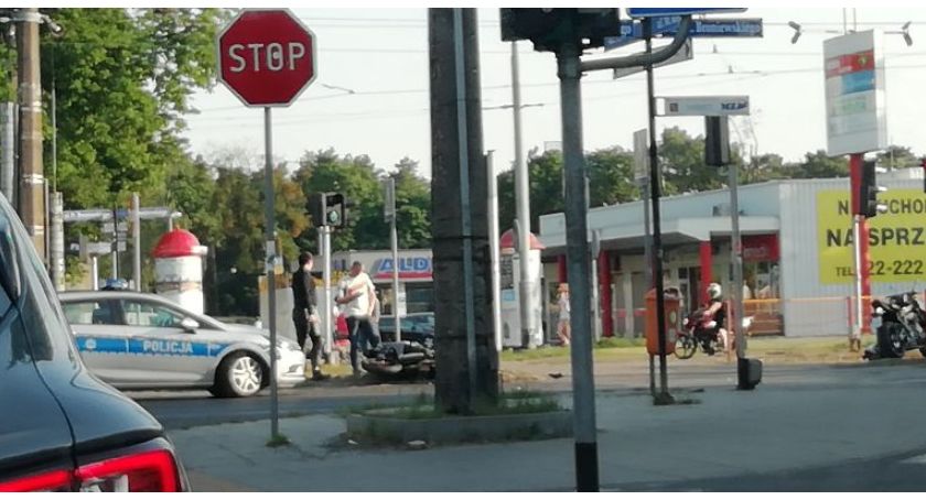 Na jezdni leżał motocykl. Co się stało na Broniewskiego w Toruniu? [PILNE]
