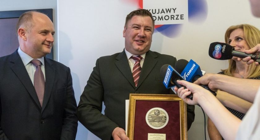 Krzysztof Gorzycki - woźny, który uratował dzieci podczas strzelaniny otrzymał medal [FOTO]