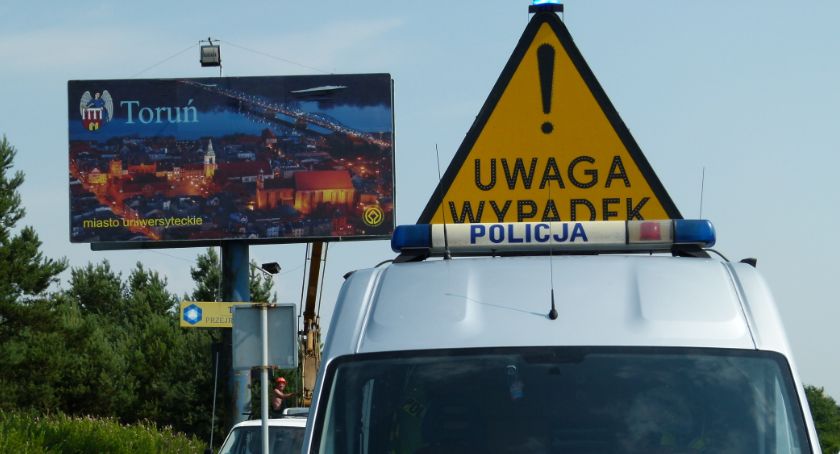 Samochód osobowy zderzył się z ciężarówką w Toruniu 