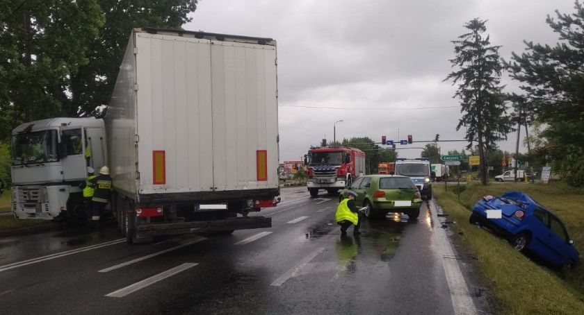 Niebezpieczna sytuacja na DK 10. Dwie osoby trafiły do szpitala