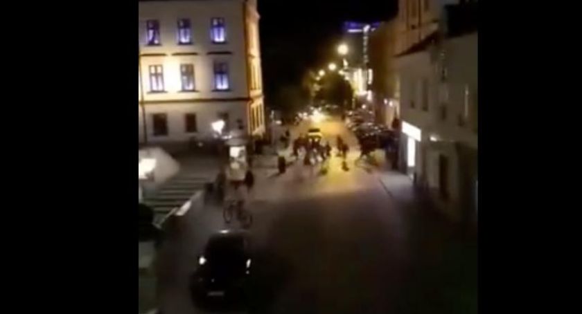 Kibice Elany Toruń przed sądem. Odpowiedzą za bójkę i zdemolowanie Rynku [WIDEO]