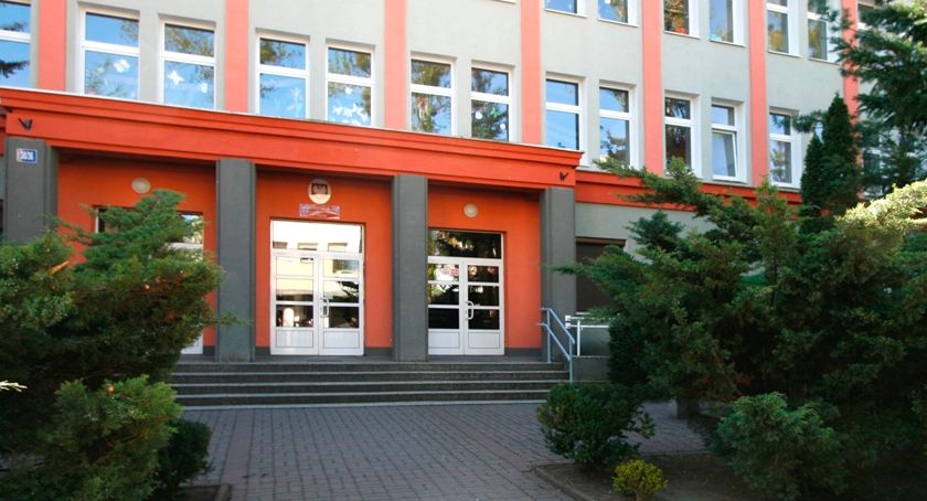 Afera w toruńskiej szkole z polityką w tle. Placówka chce zabrać 10-latka rodzicom?