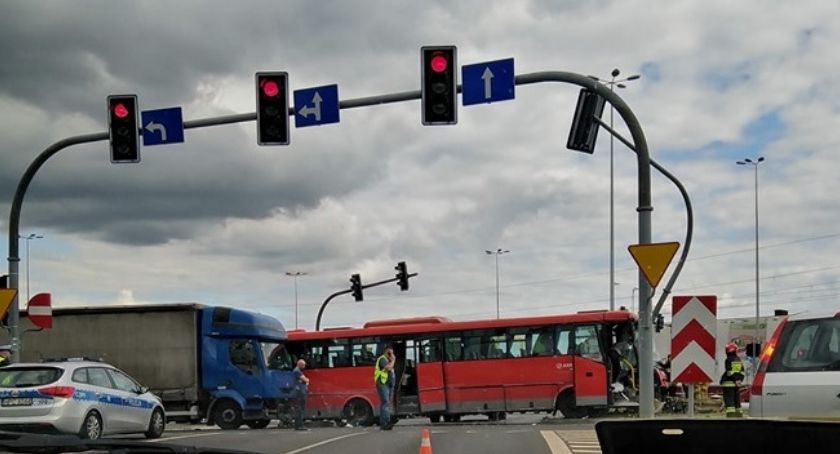 W Toruniu autobus uderzył w słup. Tworzą się duże korki!