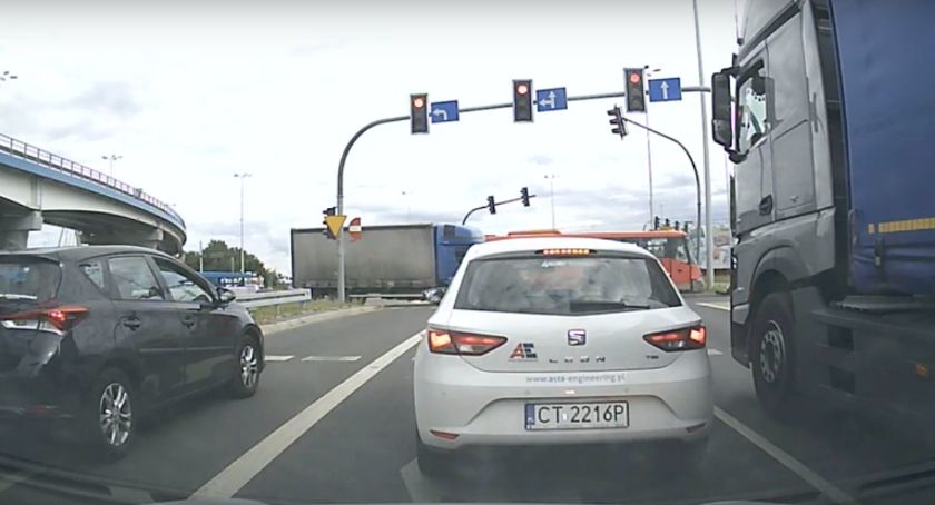Autobus zderzył się z ciężarówką i uderzył w sygnalizację świetlną w Toruniu [WIDEO]