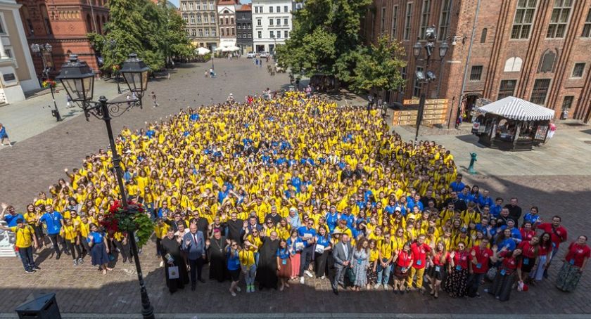 1000 młodych ludzi w żółtych koszulkach opanowało Toruń [FOTO]