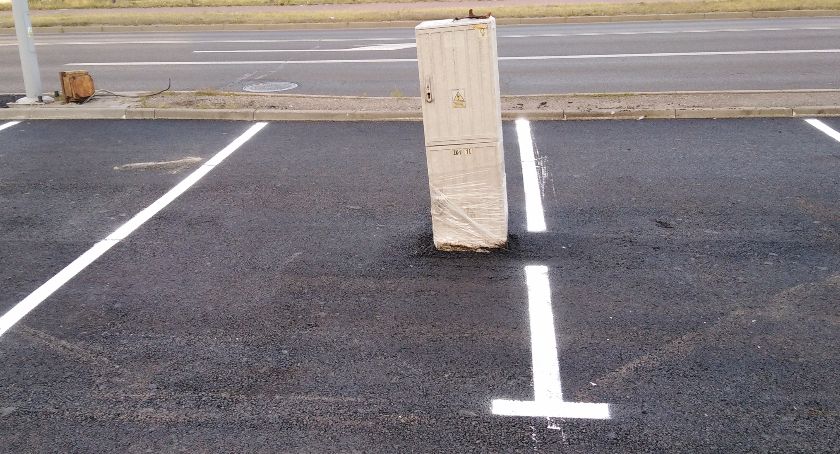 Drogowy absurd w Toruniu. Nietypowa przeszkoda na parkingu!