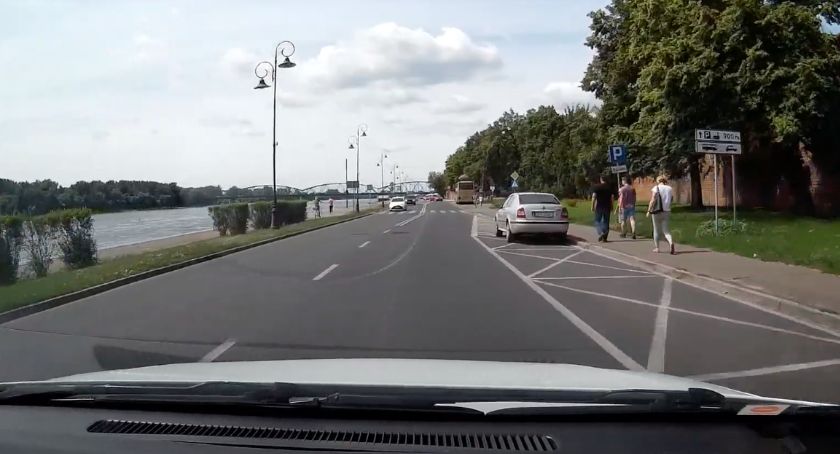 Tak dochodzi do wypadków! Wymuszenie pierwszeństwa w Toruniu [WIDEO]