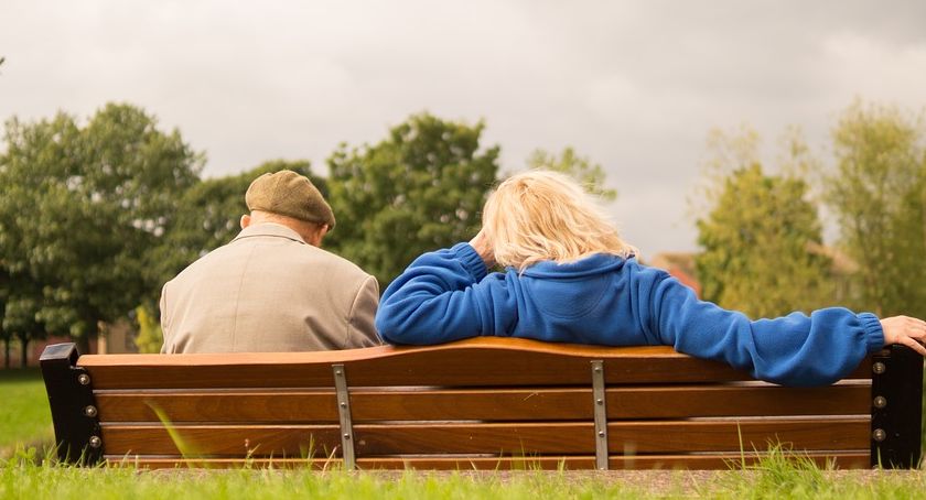 Sprawdzony pomysł z zachodu dotarł do Obrowa. Seniorzy otrzymają specjalne bransoletki