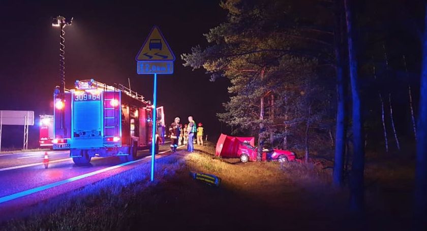 Tragedia na trasie Toruń-Bydgoszcz. Auto uderzyło w drzewo [FOTO]