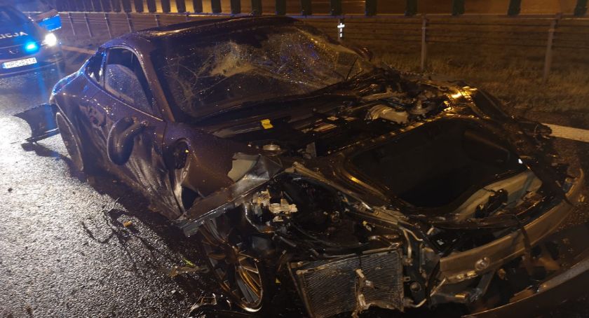 Elektronika nie pomogła, kierowca zawiódł. Porsche uderzyło w barierki na A1 [FOTO]