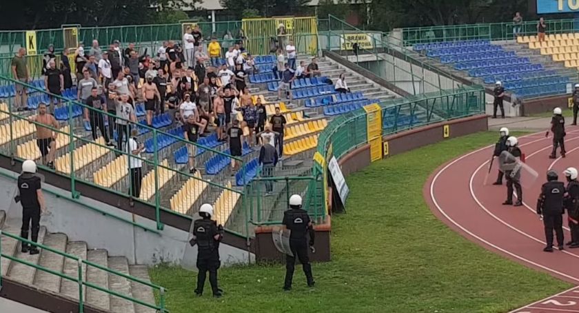 Niespokojnie na meczu Elany Toruń. Policja zatrzymała kiboli [WIDEO]