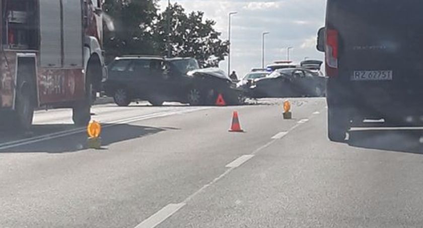 Wypadek na Średnicówce. Dwie osoby poszkodowane [FOTO]