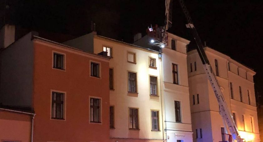Pożar w centrum Torunia. Dziewięć zastępów strażaków walczy z ogniem! [FOTO]