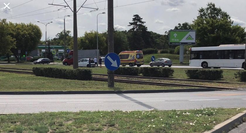 Uwaga! Autobus MZK zderzył się z samochodem [FOTO]