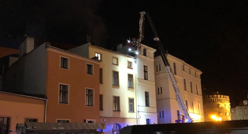 Poważne straty materialne po pożarze kamienicy na toruńskiej starówce