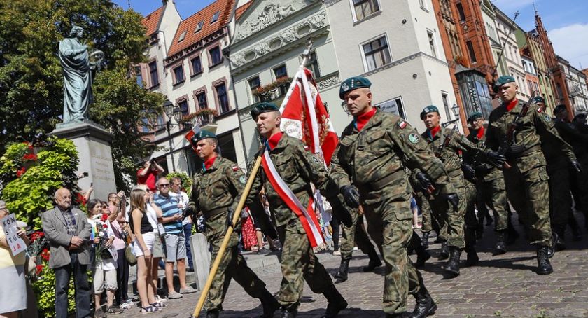 Tak mieszkańcy Torunia uczcili Święto Wojska Polskiego [FOTO]