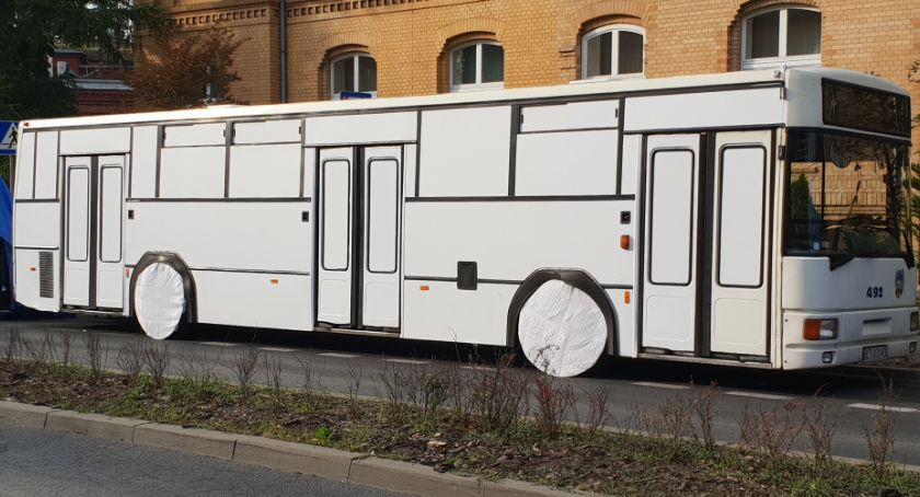 Na ul. Dąbrowskiego stoi pusty autobus MZK. O co chodzi?