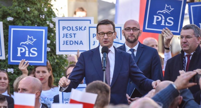 PiS-bus z Mateuszem Morawieckim na pokładzie z wizytą w Toruniu