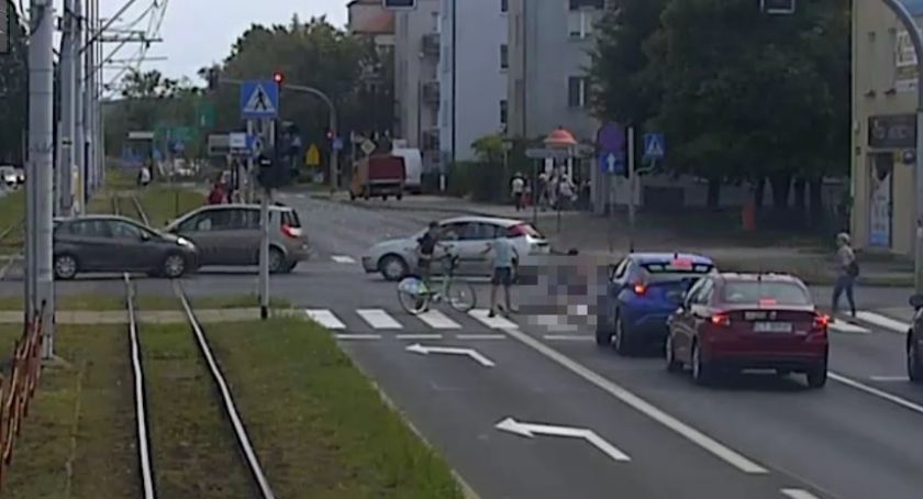 Śmiertelny wypadek na pasach w Toruniu. Sprawcy jechali na rowerze miejskim [FOTO]
