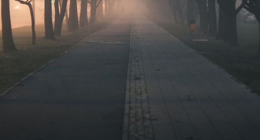 69-latek leżał w nocy na chodniku w Toruniu. Pomogła dopiero straż miejska