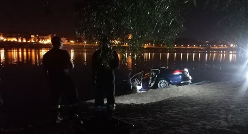 Straż pożarna wyłowiła z Wisły samochód. Gdzie jest kierowca? [WIDEO]