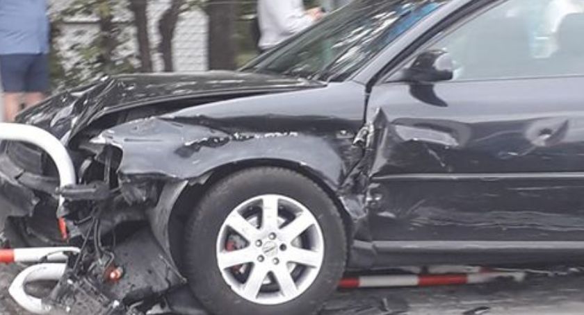 Na skrzyżowaniu w Toruniu samochód wjechał w barierki! [FOTO]