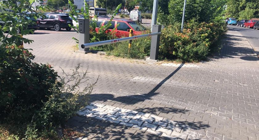 Największy „bezpłatny” parking w okolicach starówki zamknięty dla niepożądanych gości