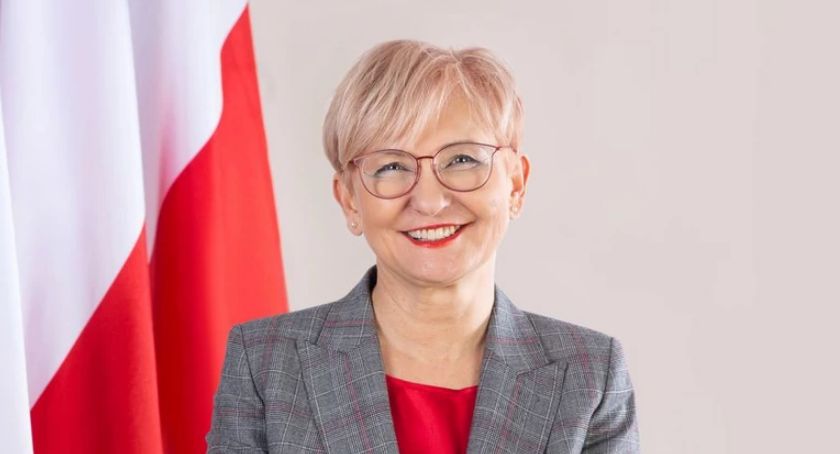 Iwona Michałek: Funkcja wychowawcza szkoły wzrasta