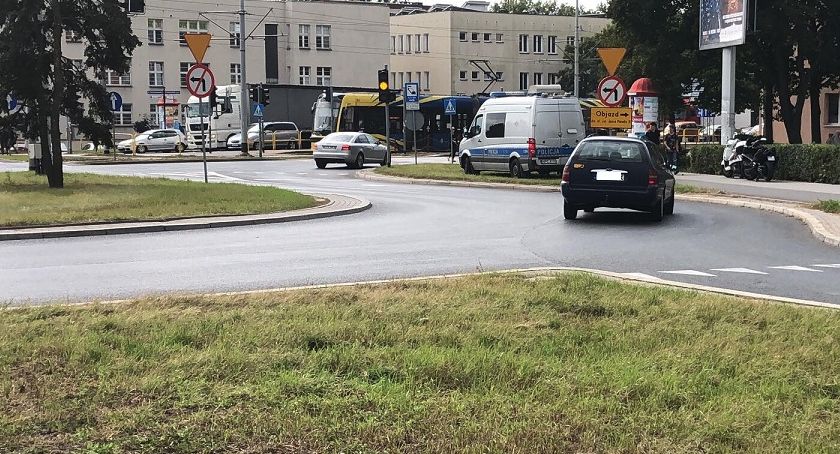 Wielka plama na Odrodzenia. Motocyklista wpadł w poślizg! [WIDEO]