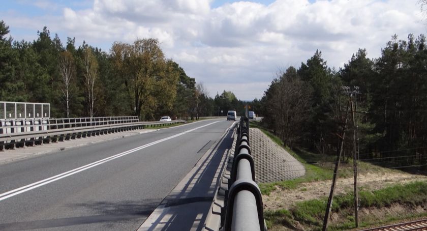 Drogowe utrudnienia pod Toruniem. Ruchem kierują sygnaliści!