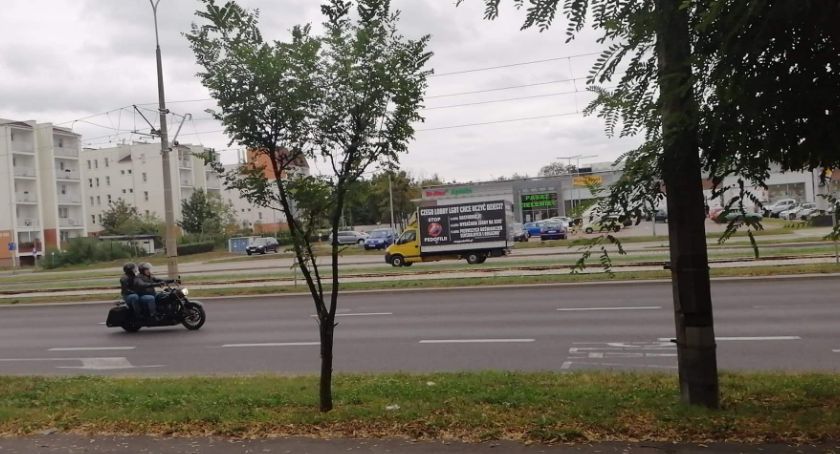 Po Toruniu jeździ samochód, który reklamuje kontrowersyjne treści [FOTO]