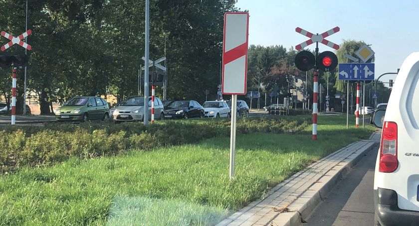 Duże zamieszanie przy przejeździe kolejowym w Toruniu [FOTO]